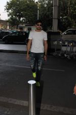 Sidharth Malhotra snapped at the airport on 31st Oct 2015